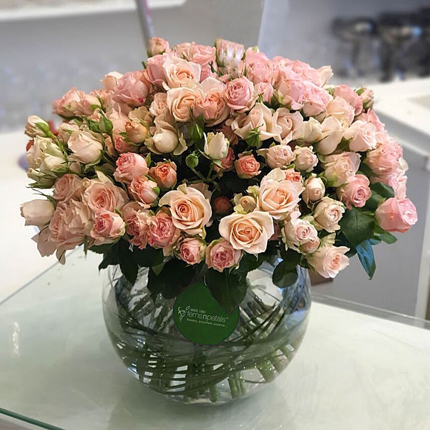 100 Peach Spray Roses In Glass Vase: Send Flowers to Bahrain