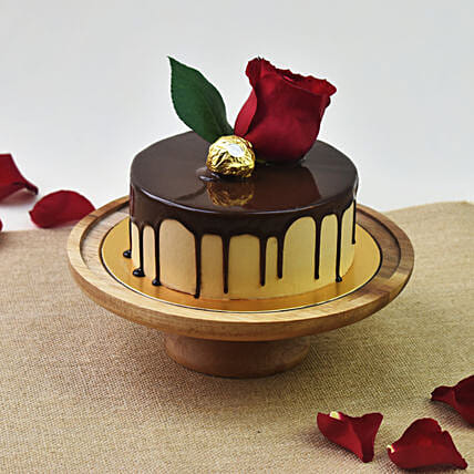 Chocolate Delight Cake: Valentines Day Gifts to Bahrain