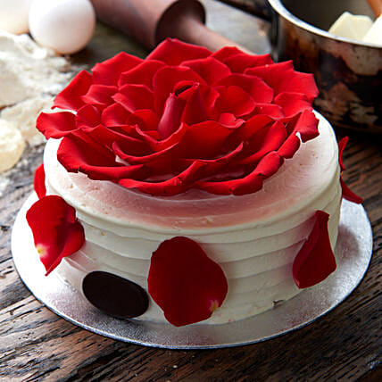 Delightful Rose Cake: Valentines Day Gifts to Bahrain