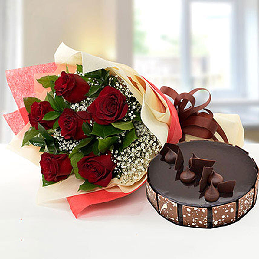 Elegant Rose Bouquet With Chocolate Cake JD: Send Cakes to Jordan