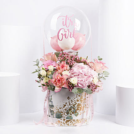 It's a Girl Flowers and Balloon Box: توصيل ورد في عمان