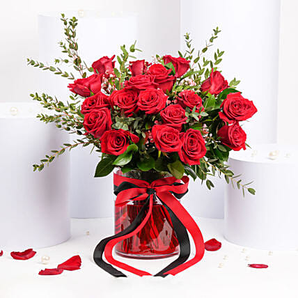 Passionate 18 Roses Arrangement: توصيل ورد في الأردن