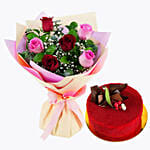 الورود الوردية والحمراء مع كعكة الريد فيلفيت