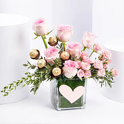 Gentle Pink Roses And Rochers: Send Gifts to Kuwait