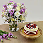 باقة ورود بيضاء ووردية في مزهرية مع كيك ريد فيلفت حجم وسط