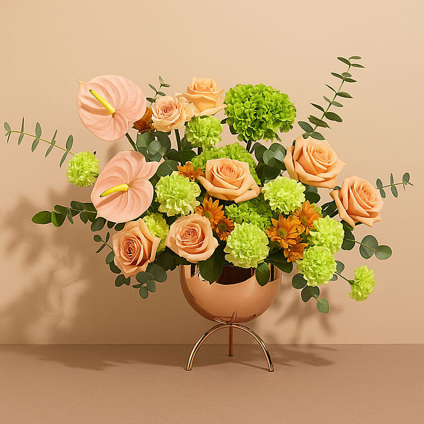 أناقة العنبر في مزهرية معدنية: باقات ورد فخمة 