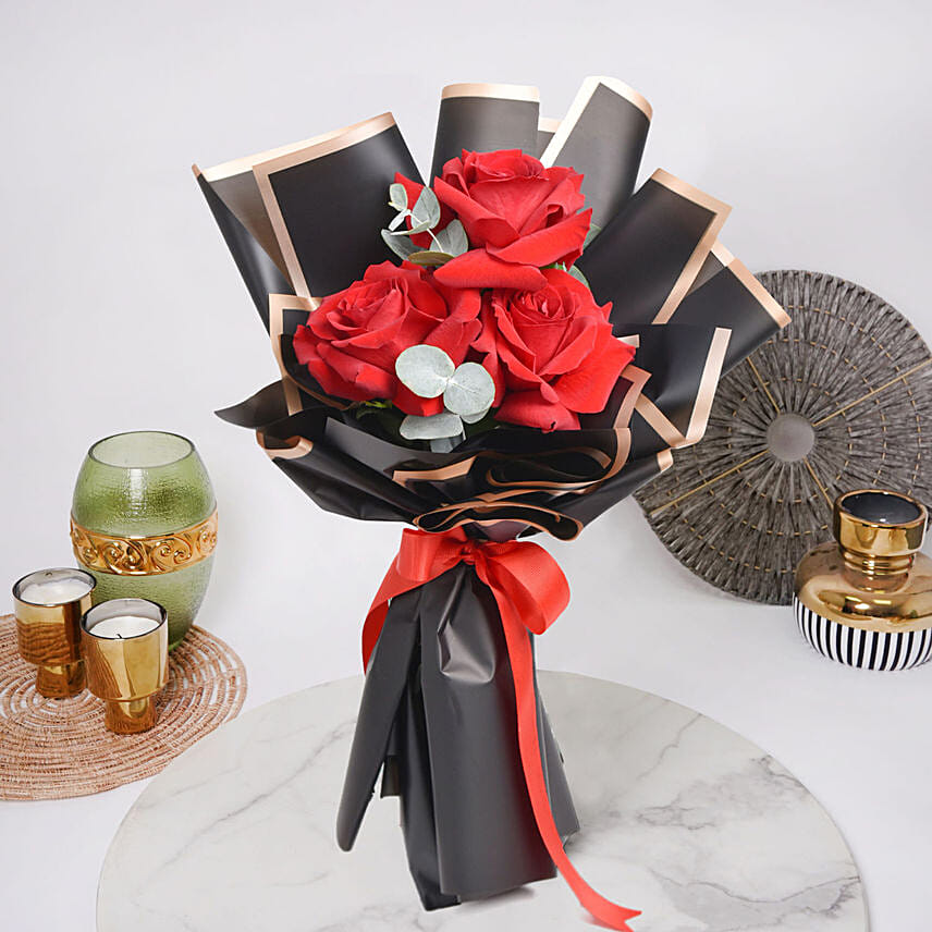 باقة ورد أحمر رائعة بغلاف مميز أبيض وشريط أحمر: هدايا يوم الورد