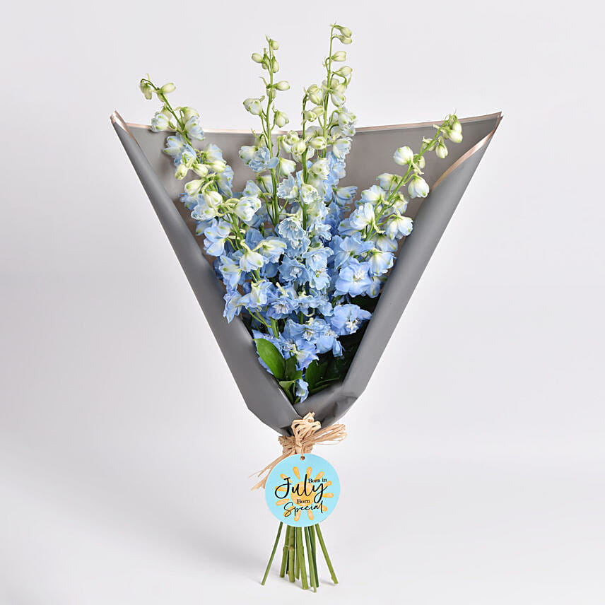 باقة ورد ديلفينيوم أزرق في غلاف رمادي وبطاقة: بوكيهات ورد اونلاين 