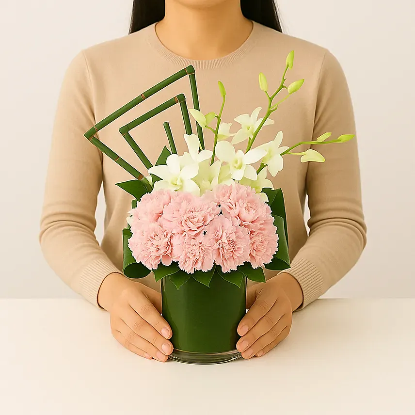 Exquisite Mixed Flowers Vase Arrangement: Flower Arrangements 