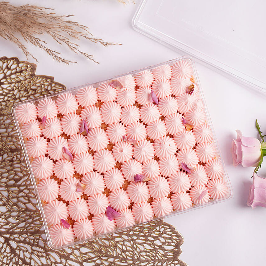 كيك تريس ليتشي بالفستق و أوراق الورد: 