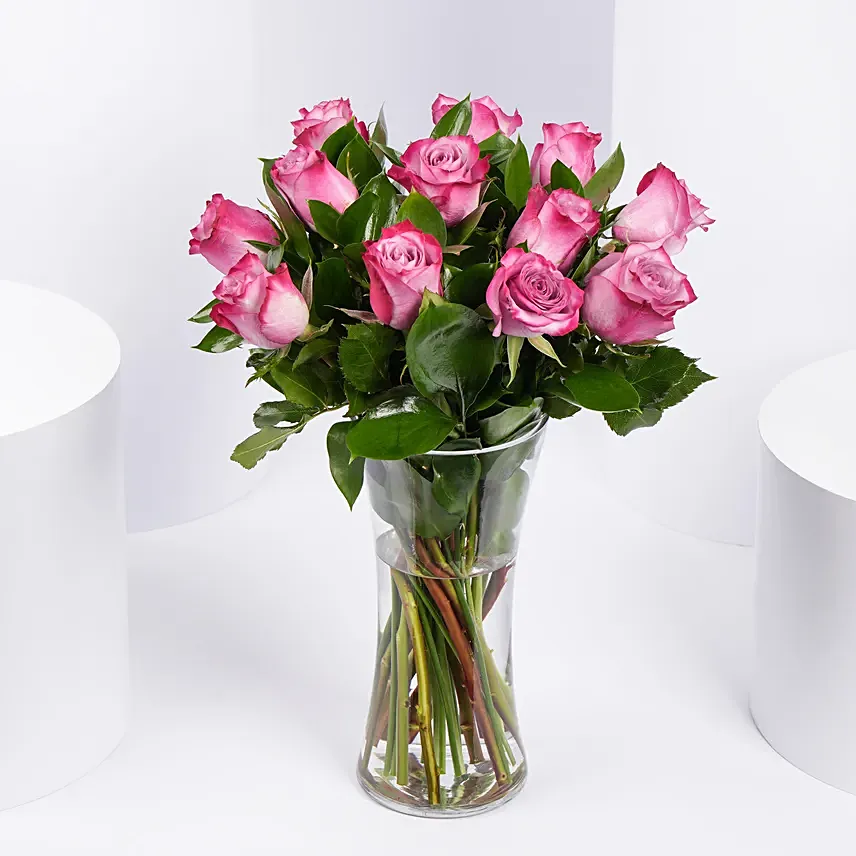 باقة ورود بنفسجية ساحرة وخلابة في مزهرية زجاجية: باقة ورد يوم المرأة العالمي 