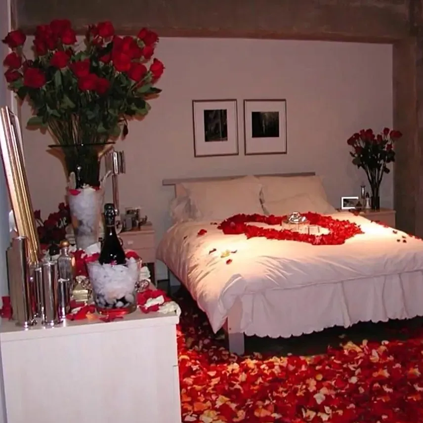 مزهريتان ورد أحمر وبتلات ورد على شكل قلب للسرير وتغطي الأرض: لوازم حفلات عيد الميلاد