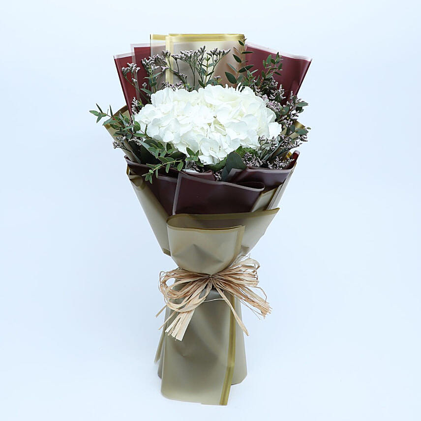 باقة من زهور الهدرانج البيضاء بغلاف بني وبيج: 