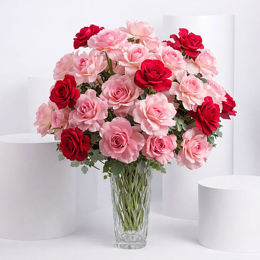 باقة من 50 وردة وردية في مزهرية زجاجية رائعة: باقات ورد يوم المدير اونلاين 