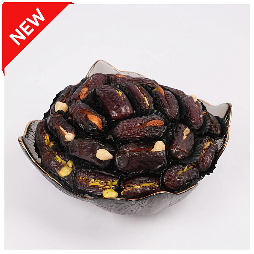 Stuffed Dates with Nuts: علب هدايا تمور فاخرة