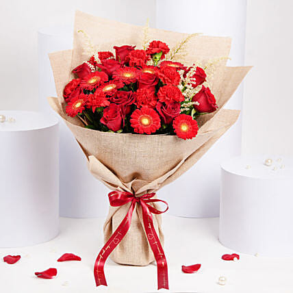 Intimate Red Flowers Bouquet: هدايا عيد الحب لبنان