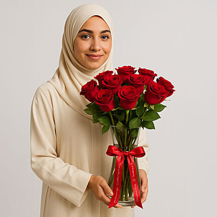 ورود الحب - باقة 12 وردة جوري أحمر في فازة أنيقة: 