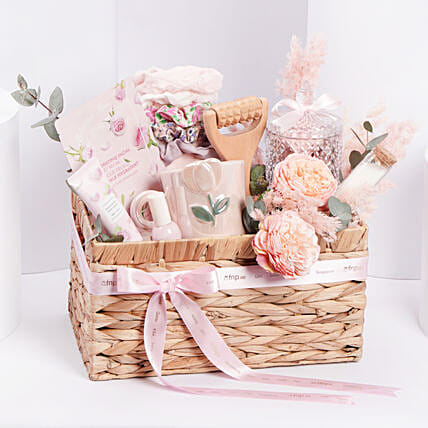 سلة هدايا محبة وصفاء: هدايا يوم البنات اونلاين 