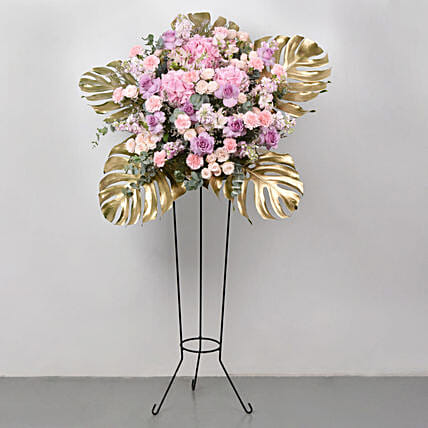 Alluring Flowers Stand: Christmas Wreaths Dubai