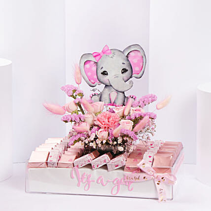 مجموعة شوكلاتة للمولود البنت الجديد في طبق تقديم أنيق: 