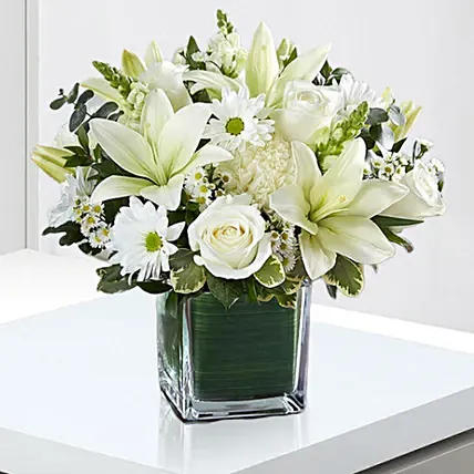 Beautiful White Flowers Vase: Carnation Flower Bouquets