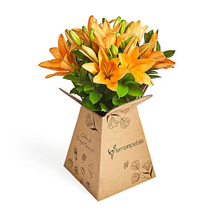 باقة ورد زنبق برتقالي في علبة كرتون أنيقة: هدايا ويلكم باك