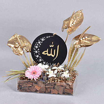 باقة ورد أنتوريوم مطلي ذهبي مع جربيرا وبطاقة الله في بوكس: باقات ورد عيد مبارك