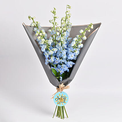 باقة ورد ديلفينيوم أزرق في غلاف رمادي وبطاقة: بوكيهات ورد