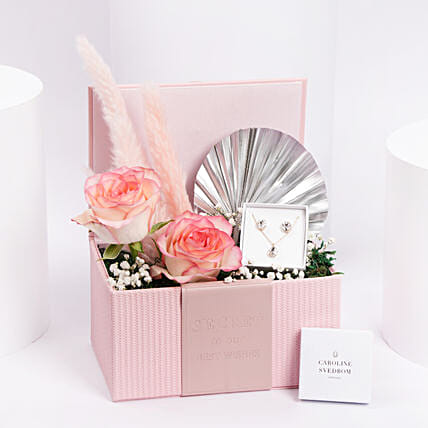 بوكس ورود و طقم مجوهرات كارولين سفيدبوم: Womens Day Gift Hampers