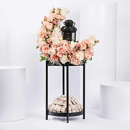 ستاند ورد هلال العيد وفانوس مع شوكولاتة: ورود رمضان اونلاين 