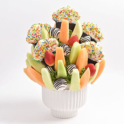 تشكيلة فواكه طازجة وفراولة مغطاة بالشوكولاته اللذيذة في بوكس أبيض: هدايا سلة فواكه