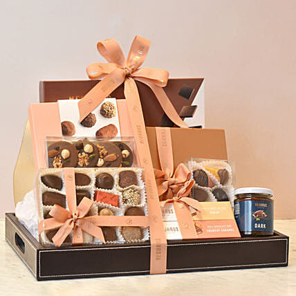 شوكولاته نيوهاوس - بوكس شوكولاته متنوعة بتنسيق أنيق: تنسيق هدايا الكريسماس