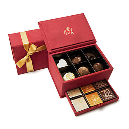 هدايا شوكولا - صندوق شوكولا جوديفا البلجيكية رويال لون أحمر: هدايا لكل المناسباتً