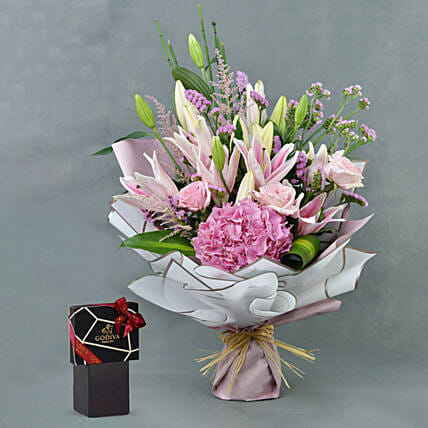 باقة ورد زنبق مشكل زهر مع شوكولاته جوديفا: 