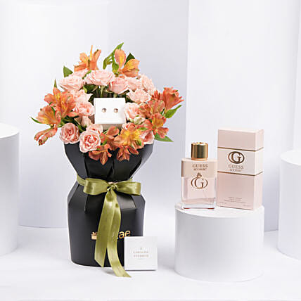 كومبو ورد مع اقراط كارولين سفدبوم وعطر جيس أيكونيك: عطور جيس و ميك اب اونلاين