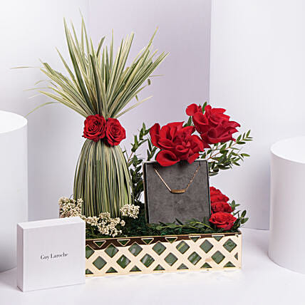 باقة ورد أحمر و اسورة جاي لاروش: هدايا مجوهرات أون لاين 