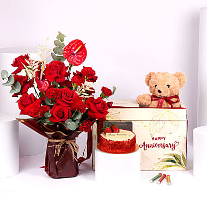 سحر الغرام | كيك وهدايا ورد عيد الزواج: باقة ورد مع تيدي بير