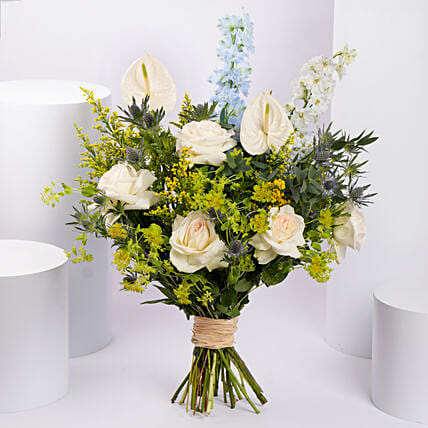 باقة ورود بيضاء ودلفينيوم أزرق: هدايا جديدة