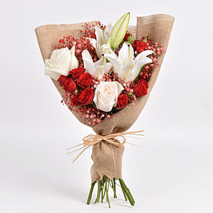 باقة ورود جوري وزنبق أحمر وأبيض في غلاف بني: باقات زهرة لي لي