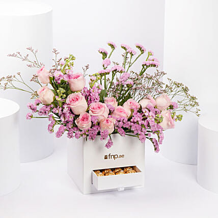 هدية عيد الأم - بوكس ورد وردي مع شوكولاتة فيريروروشيه: هدايا يوم البنات اونلاين 