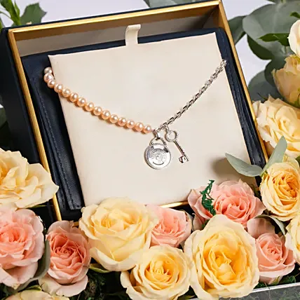 سلة ورد مع سوار سانت أونوريه باريس: مجوهرات عيد الأم اونلاين 