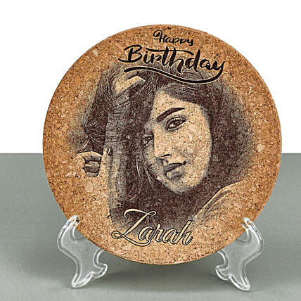 برواز خشب منقوش عليه صورة حسب الطلب على قاعدة بلاستيكية: هدايا برواز صور اونلاين 