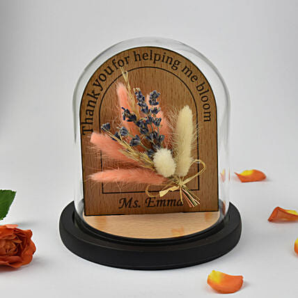 لوح خشبي محفور عليه هدية للمعلم في قبة زجاجية: هدايا عيد المعلم