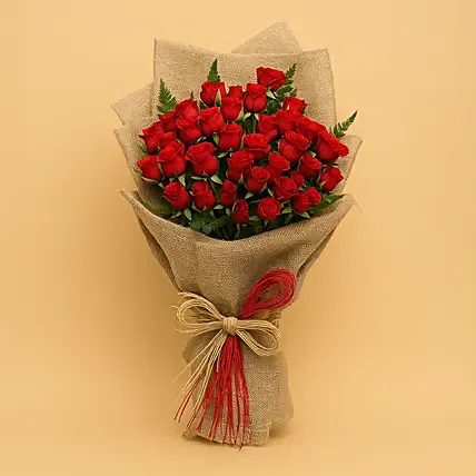 باقة ورود حمراء رومانسية بغلاف أنيق: زهور الذكرى السنوية إلى دبي