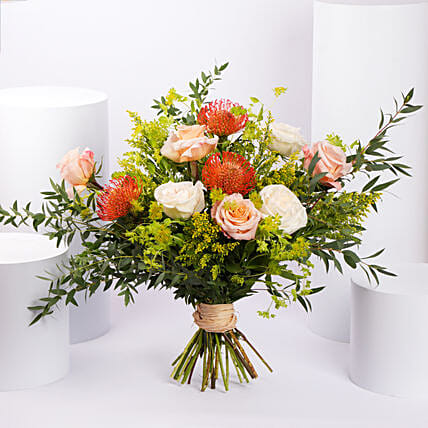 مسكة ورد اورنج دفء الغروب: باقات ورد عيد زواج