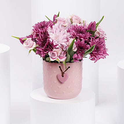 باقة ورد لون موف مع توليب موف في فازة مخصصة للأم: باقات ورد اقحوان اونلاين