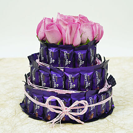 ثلاث طبقات دائرية من شوكلاتة كادبوري ديري ميلك مع ورد وردي:  Chocolates for Her