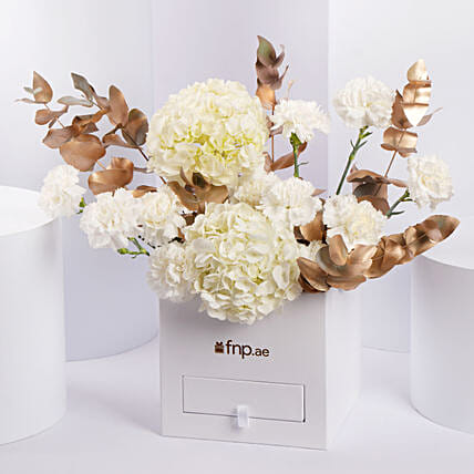 باقة ورد هيدرانجيا بيضاء وشوكولاتة فاخرة: باقات ورد ابيض اونلاين