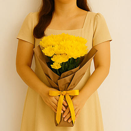 باقة ورد أقحوان أصفر جميل في غلاف بيج ورقي: 