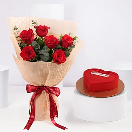 Red Roses With Heart Cake: Valentine Day Cakes for Boyfriend